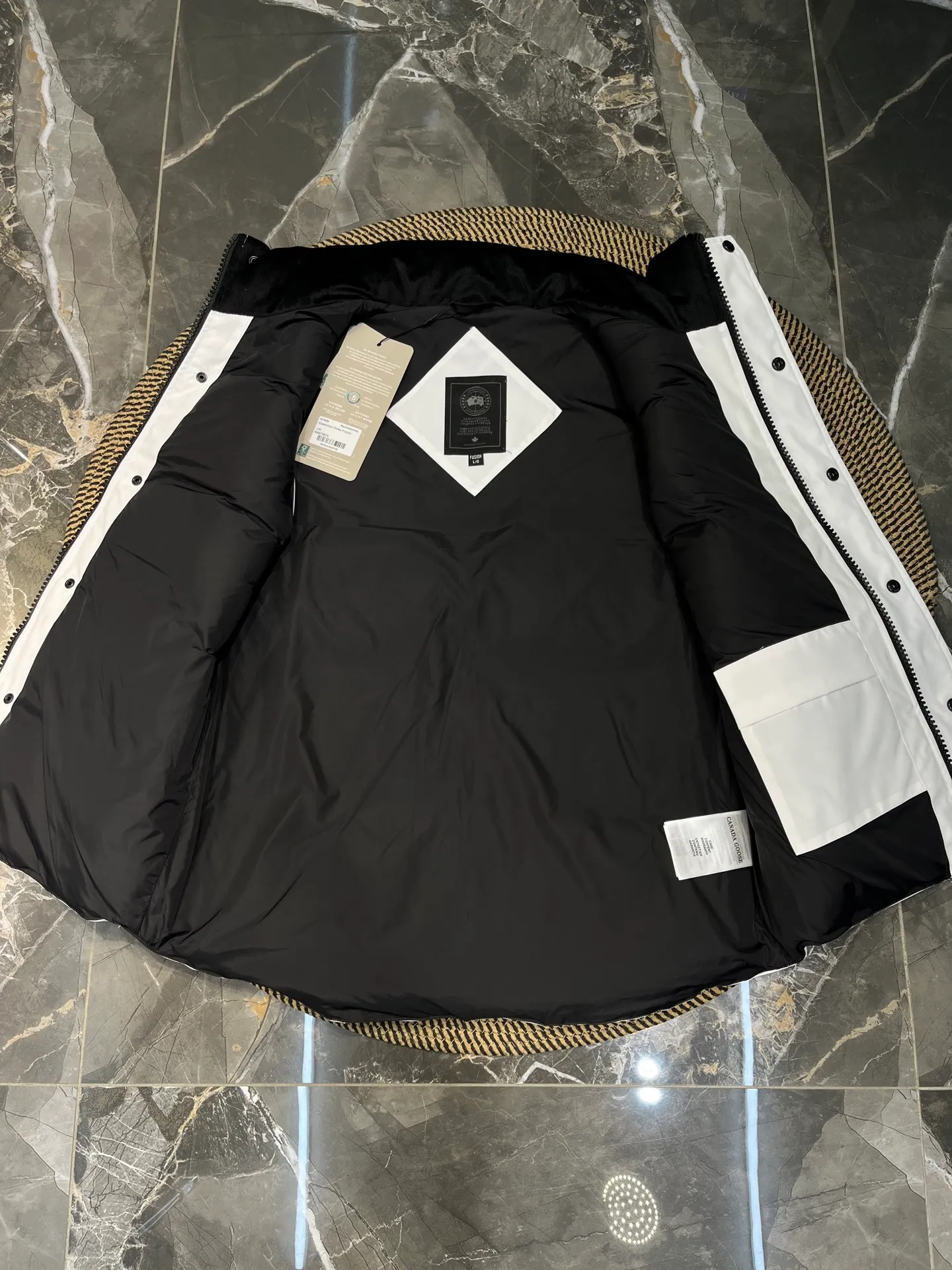 P380 🇨🇦Canada Goose""🇨🇦🌟 (Pure white non-refundable) Garson down vest has always been recognized as the warmest down jacket. Various Instagram celebrities, Internet celebrities, and celebrities often wear it for street photos. I make Canada Goose every year, but I still can't get rid of my love for it. No matter how cold the days are, there is no need to be afraid, because there is! Filled with 90% white duck down, it is the legendary warmest down jacket and is known as a must-have for Arctic outdoor sports! The most popular down jacket in the world, celebrities are rushing to buy it, it is a must-have!  Size: XS to 2XL